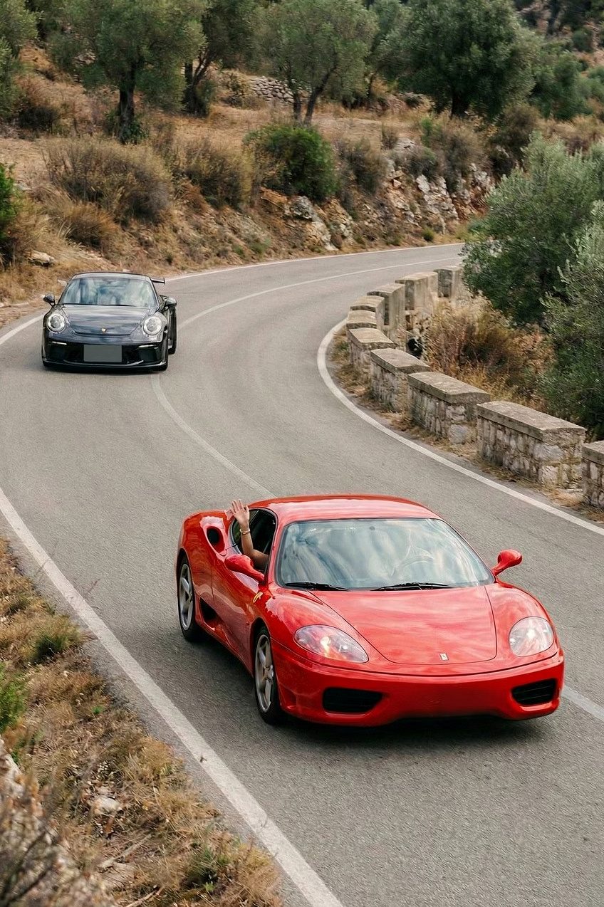 Clásicos y modernos, juntos en la carretera