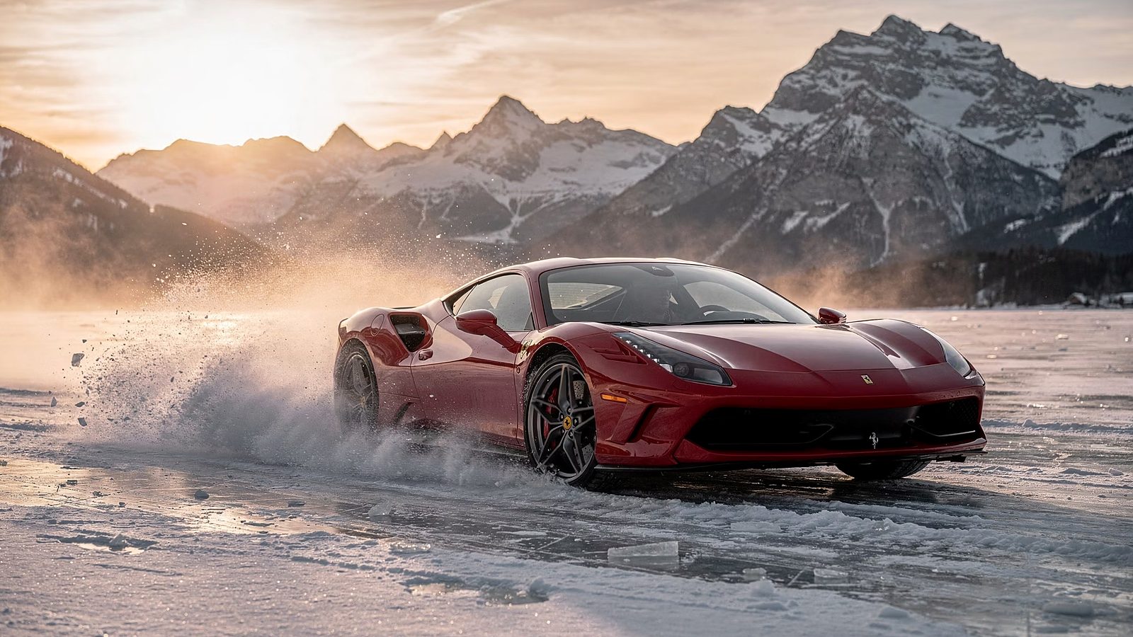 Ferrari derrapando sobre un lago helado al amanecer en los Alpes, THE I.C.E. St. Moritz