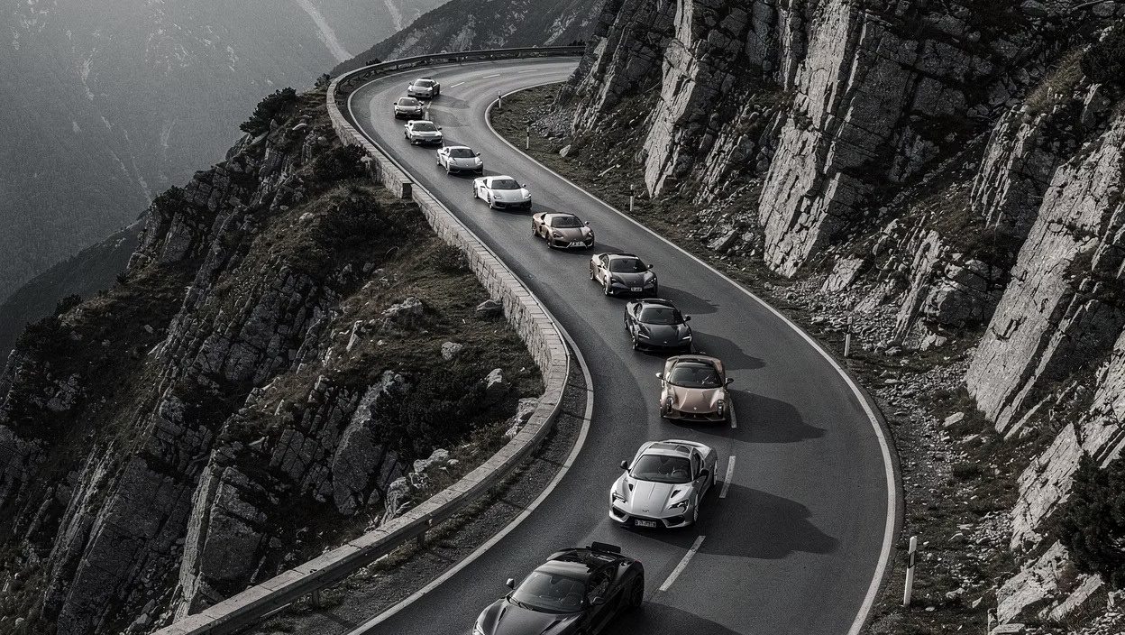 Coches clásicos en una carretera de curvas de montaña